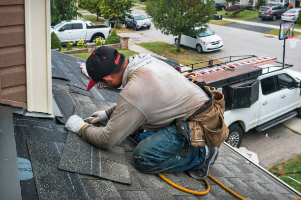 Professional Roofing technician working in Bloomingburg, OH